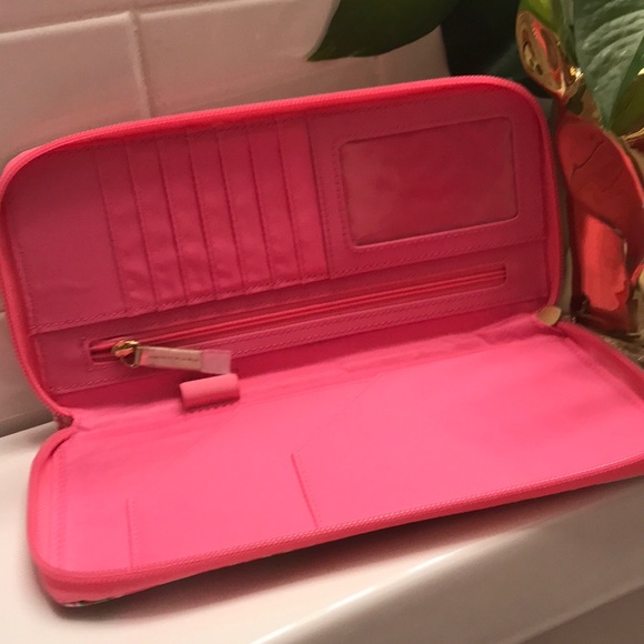 Lilly Pulitzer travel wallet - Picture 4 of 4
